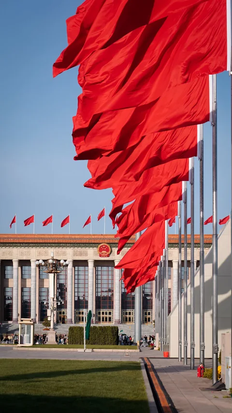 人民大会堂前迎风飘扬的红旗